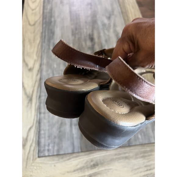 The Leather Collection Women’s Comfort Sandal Sling Back Tan Sz 8W Three Buckle - Picture 6 of 8